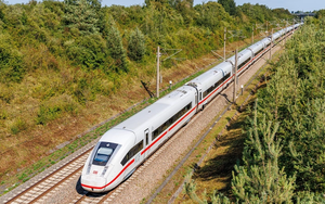 Vietnam’s top billionaire pledges $185mn in Vingroup shares to newly-founded railway business- Ảnh 2.