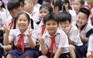 Học trò Trường tiểu học Trần Văn Danh học cách ngồi xe máy an toàn- Ảnh 8.