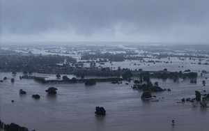 Australia begins clean-up after floods kill 5, damage 10,000 properties - Ảnh 4.