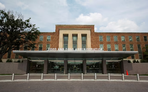 US drops COVID vaccine recommendation for healthy kids, pregnant women - Ảnh 2.