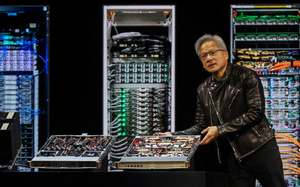 Nvidia CEO Huang sees strong demand for Blackwell chips - Ảnh 4.