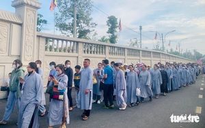 Hơn 40 nghệ sĩ, ca sĩ, diễn viên mặc Việt phục diễu hành mừng đại lễ VESAK 2025 - Ảnh 2.