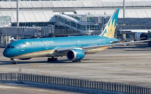 Aircraft forced to circle over Ho Chi Minh City due to thunderstorm - Ảnh 3.