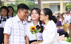 Thầy trò Trường THPT Lê Minh Xuân sẻ chia với đồng bào bão, lũ qua "Nét vẽ lịch sử"- Ảnh 3.