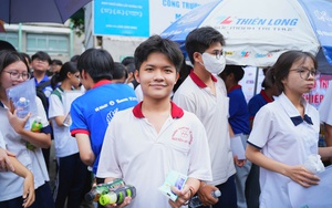 Thi tốt nghiệp THPT ở Tiền Giang: thí sinh quên máy tính, cảnh sát giao thông chở về lấy - Ảnh 2.