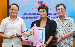 Logo kỷ niệm 50 năm thành lập báo Tuổi Trẻ xuất hiện ở tuyến metro số 1 - Ảnh 1.