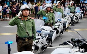 Vietnam police unveil modern combat vehicles, weapons at downtown Ho Chi Minh City exhibit- Ảnh 2.