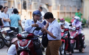 Cánh cửa kỳ thi tuyển sinh lớp 10 TP.HCM mở ra từ những vòng tay tiễn con đến trường- Ảnh 15.