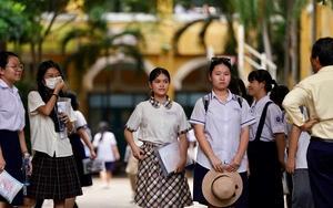 Chiều 7-6, thí sinh TP.HCM đội mưa đi thi môn chuyên- Ảnh 8.