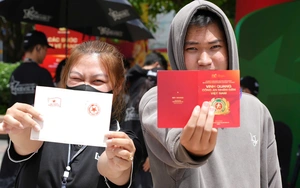 Phố đi bộ Nguyễn Huệ nhộn nhịp trước đêm gala Vinh quang Công an nhân dân Việt Nam - Ảnh 9.