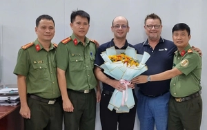 Foreigners in Ho Chi Minh City rush to register for digital ID accounts- Ảnh 5.