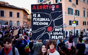 EU says social fund can be used to allow access to safe abortions across bloc - Ảnh 1.