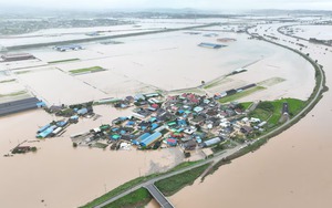Death toll rises to 17 in South Korea as rains cause landslide and floods - Ảnh 3.