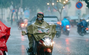 Tropical depression over East Vietnam Sea strengthens into storm Danas - Ảnh 2.