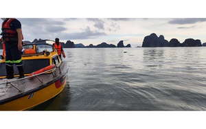 Body of suspected final victim of Ha Long Bay boat capsizing found - Ảnh 2.
