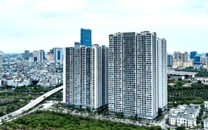 Vietnam PM calls for more housing to cool real estate prices - Ảnh 1.