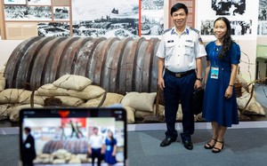 Massive crowds at Hanoi exhibition highlighting 80 years of Vietnam’s achievements - Ảnh 4.