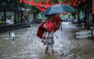 Typhoon Kajiki kills 3 in Vietnam, floods Hanoi streets- Ảnh 7.