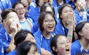 Sóng nhiệt lan tỏa, teen Trường THPT Nguyễn Hữu Huân bùng nổ trong phần hội đón 'tân binh' - Ảnh 30.