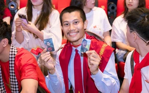 Giới trẻ rủ nhau dịch lời nhạc phim Mưa đỏ sang ngôn ngữ ký hiệu - Ảnh 3.