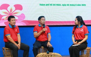 Chiến sĩ Hoa phượng đỏ tiếp sức thí sinh trong ngày thi đầu tiên - Ảnh 6.