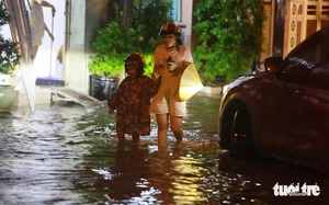 Torrential rain submerges Hanoi streets, causes traffic chaos- Ảnh 11.