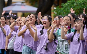 Học trò Trường THPT Nguyễn Thị Minh Khai diện áo dài đa sắc màu đến trường - Ảnh 8.