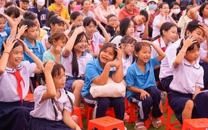 Trung thu mơ ước 2025: ấm áp niềm vui tại làng Hòa Bình - Ảnh 2.