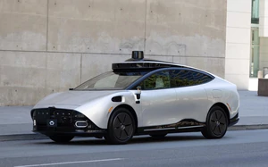 Hanoi allows 24-month trial of autonomous buses, robotaxis - Ảnh 1.