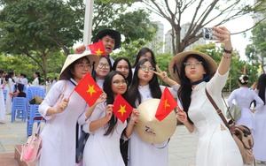 Học trò Trường THPT chuyên Hùng Vương tham gia lớp học số trong lễ khai giảng - Ảnh 5.