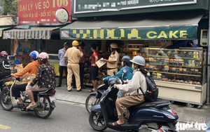 Temporary sports facilities give rise to noisy drinking spots in Ho Chi Minh City urban area - Ảnh 8.