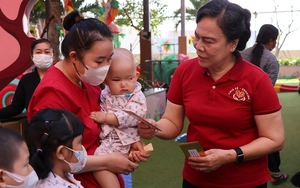 Những chiếc nệm ấm tiếp sức cho 'chiến binh nhí' tại Bệnh viện Ung bướu TP.HCM - Ảnh 4.