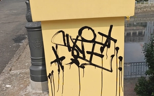 Vandalism mars barriers at Saigon River footbridge construction site in Ho Chi Minh City - Ảnh 3.