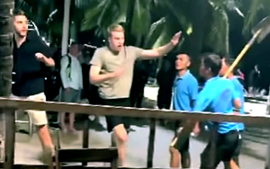 Vietnam’s Nha Trang shuts down beach bar after staff threaten foreign tourists - Ảnh 2.