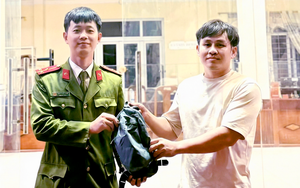 Vietnamese man cries after recovering backpack containing late son’s funeral money- Ảnh 4.