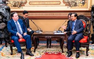 Vietnam awards Friendship Order to US ambassador - Ảnh 5.