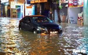 Vietnam's Da Lat center hit by localized flooding after 30 minutes of heavy rain - Ảnh 5.