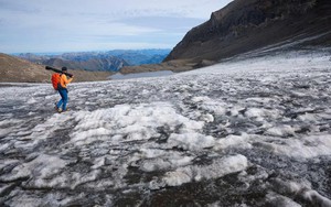Greece's vanishing lake exposes rapid impact of climate change - Ảnh 1.