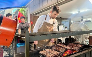 Hundreds of foreign tourists join ‘banh mi’ fest in Vietnam’s Hoi An, discovering unusual flavors - Ảnh 4.