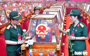 Vietnam Morning Monitor: Australian man jailed for attacking wife in Hanoi, iPhone Duo deposit quotas fill within minutes- Ảnh 4.