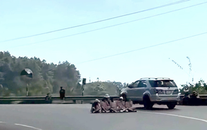 Photos at any cost? Tourists risk their lives at dangerous spots across Vietnam - Ảnh 7.