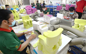 Vietnam's goods trade tops $1 trillion for first time, setting historic record - Ảnh 2.