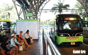 Ho Chi Minh City launches first electric double-decker buses for tourists - Ảnh 5.