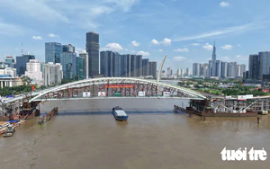 Video: Saigon River pedestrian bridge construction accelerated ahead of planned 2027 Lunar New Year opening- Ảnh 2.