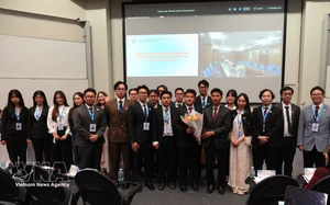 Vietnamese university students win top prize at innovation competition in Singapore - Ảnh 3.