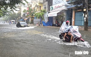 Da Nang deploys nearly 130 troops, amphibious armored vehicles for flood response - Ảnh 3.