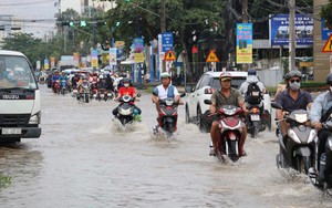 Authorities assist stranded residents as high tides flood Vietnam’s Can Tho streets - Ảnh 5.