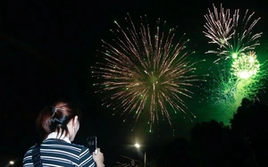 Nghệ An bắn pháo hoa đón Tết, rộn ràng chuỗi hoạt động đầu Xuân - Ảnh 2.