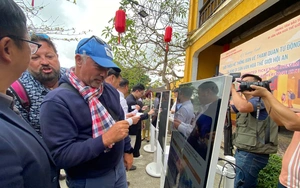 Crowds flood Hoi An ancient town on Lunar New Year’s Day- Ảnh 10.