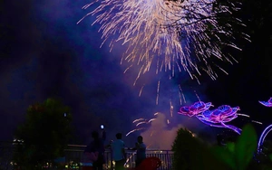 Dòng người đông nghịt xuống đường đón pháo hoa tại TP Cần Thơ- Ảnh 4.